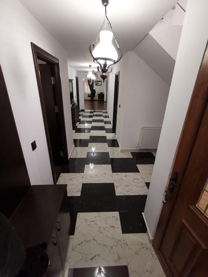 Vila De Vacanta Curtea De Arges Bagian luar foto