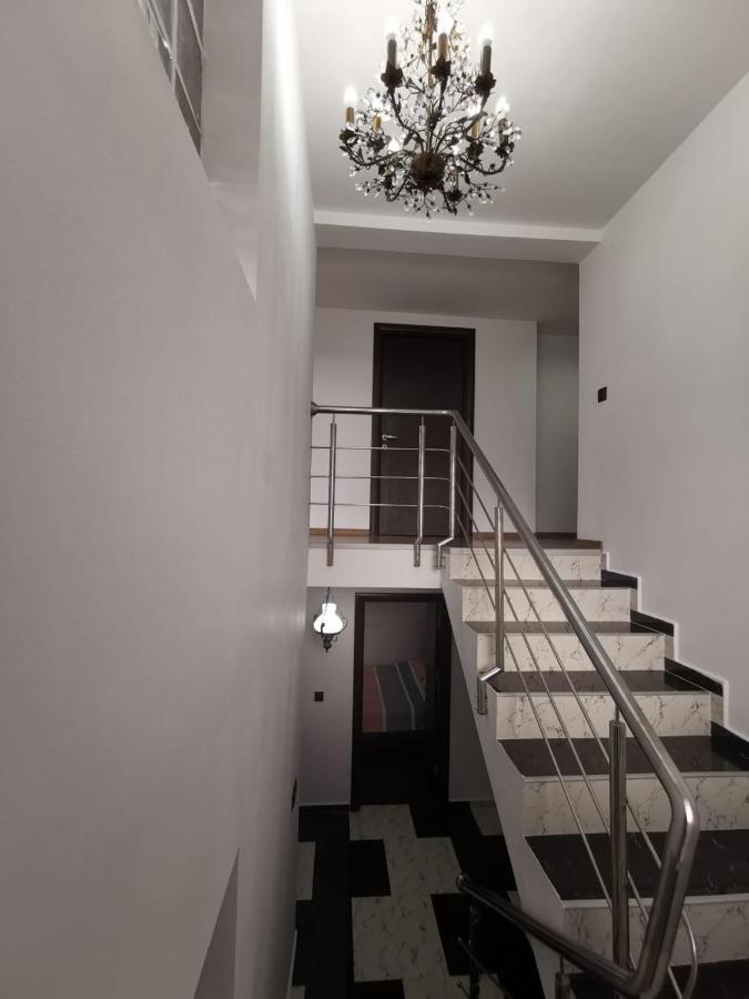 Vila De Vacanta Curtea De Arges Bagian luar foto